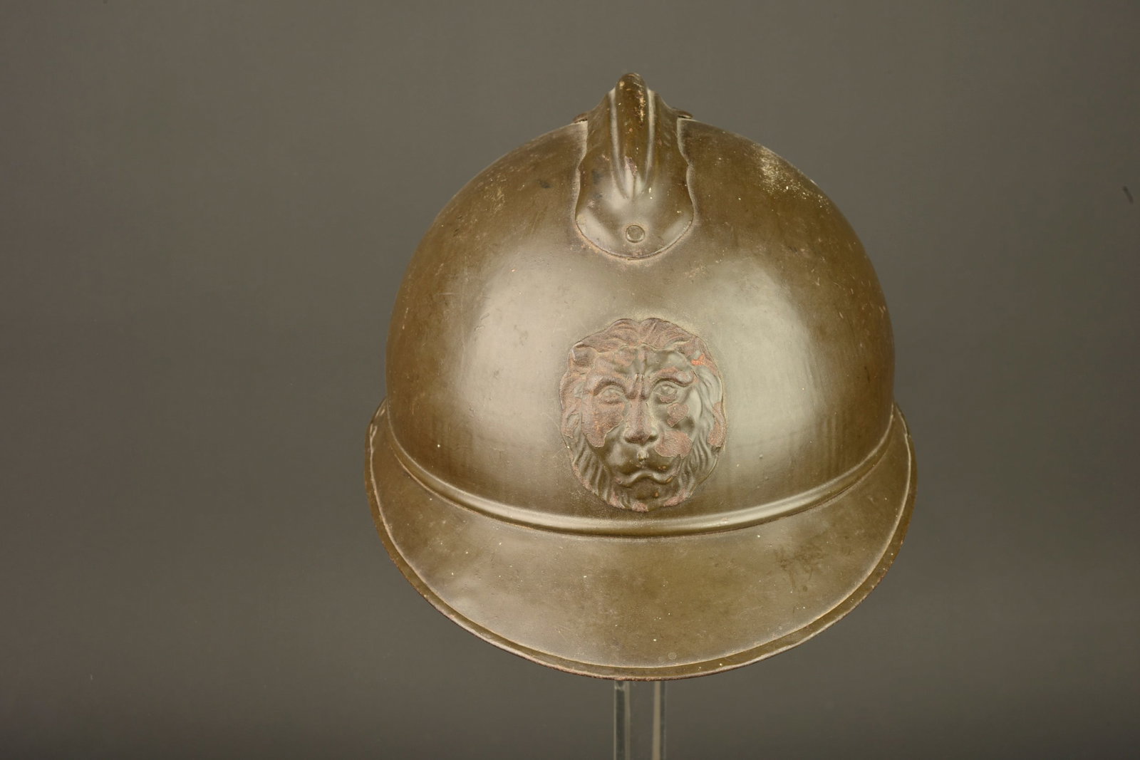 Casque Adrian belge reconditionne 1940. Belgian Adrian helmet reconditioned in 1940: Casque Adrian belge reconditionne 1940. Beau casque Adrian 1ere guerre avec attribut au lion, Peinture kaki typique entre 2 guerres et campagne de 1940. Coiffe en cuir marron fonce. Jugulaire absente.