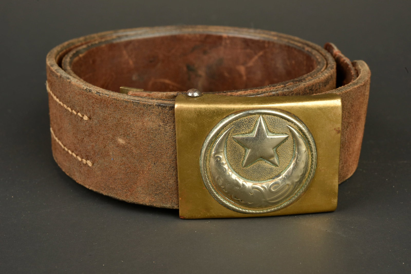 Ceinturon avec boucle Turque M1895. Belt with Turkish Model 1895 buckle: Ceinturon avec boucle Turque M1895. Boucle de la Turquie en laiton, sur un cuir de ceinturon allemand M1895 date 1915, longueur 95. usure d usage, patine. Belt with Turkish Model 1895 buckle. Brass Ot