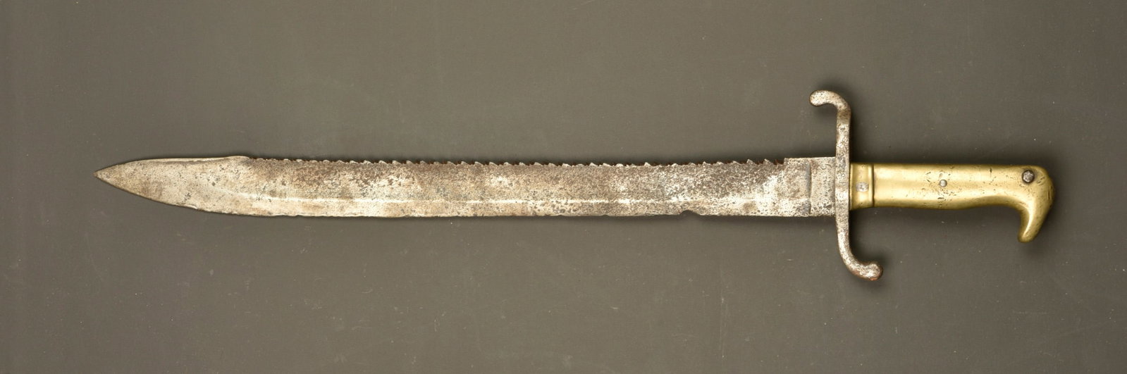Pionnier Faschinenmesser M1871 a dents de scies. Pioneer Faschinenmesser Model 1871 with sawback: Pionnier Faschinenmesser M1871 a dents de scies. Rare sabre baionnette du genie modele 1871. Forte lame a dents de scie. Marquage d un bataillon de Pionnier sur la croisiere, a dechiffrer. Poignee en 