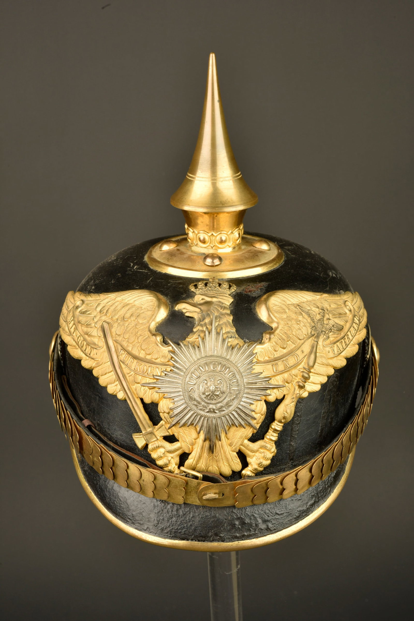 Casque a pointe d un sous officier superieur de la Garde. Pickelhaube of a senior NCO of the Guard: Casque a pointe d un sous officier superieur de la Garde. Belle bombe en cuir, non repercee, taille 55,5. Grand aigle dore avec etoile de la Garde maillechort bombee. Pointe devissable en laiton, avec