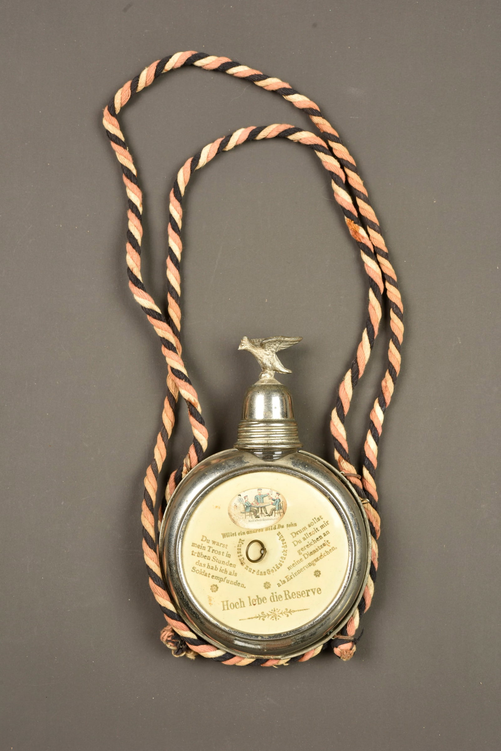Gourde de reserviste du Garde Fusilier Regiment. Reservist canteen of the Garde Fusilier Regiment: Gourde de reserviste du Garde Fusilier Regiment. Belle gourde en verre dans sa coque en fer blanc. Les 2 bouchons sont presents. D un cote motif d un hanneton, surnom du regiment les Maikaifer, et eto
