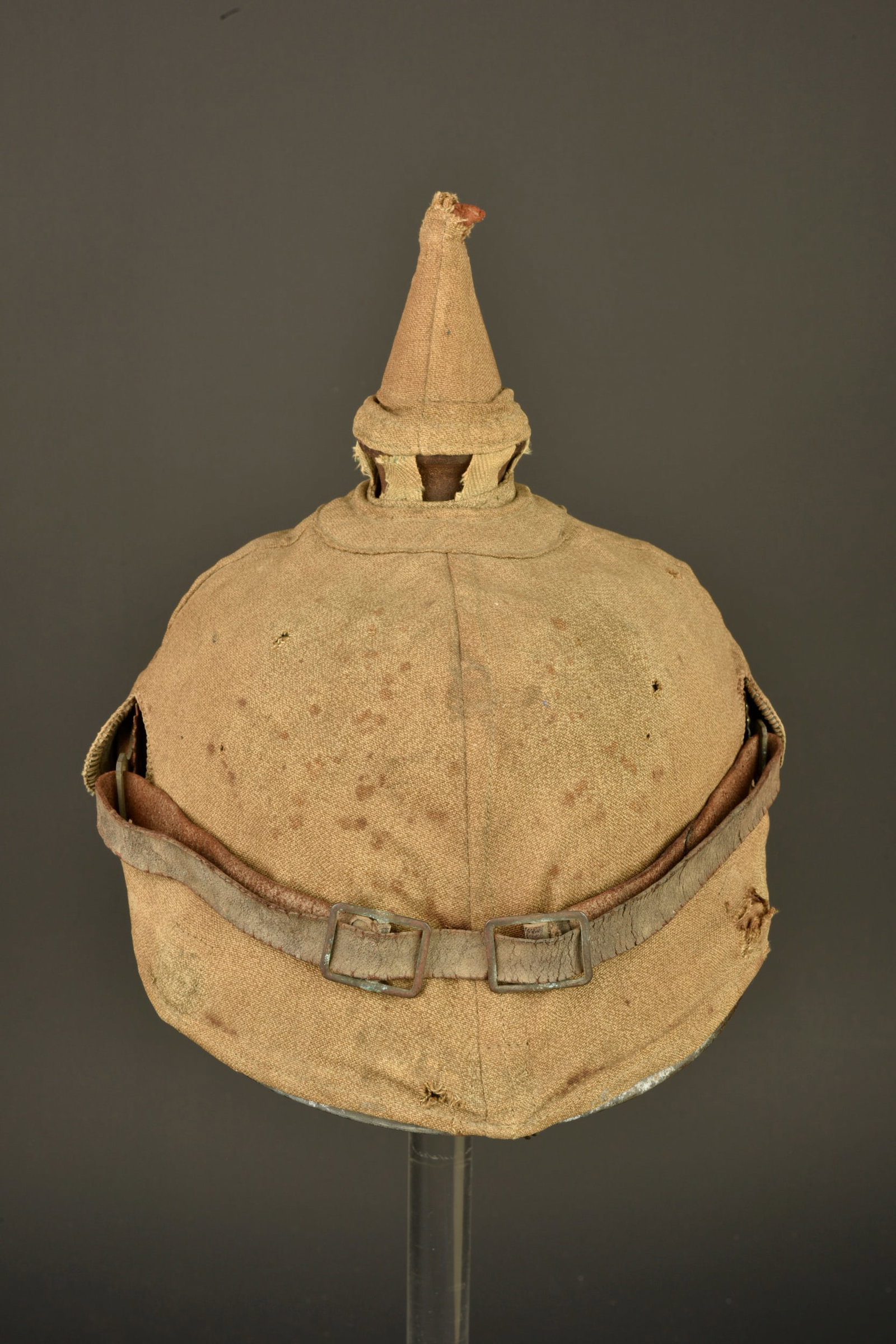 Casque a pointe bavarois avec son couvre casque retrouves a Farbus. Bavarian pickelhaube with its: Casque a pointe bavarois avec son couvre casque retrouves a Farbus. Casque a pointe bavarois M1915, marquage fabricant de 1916, taille 56. Dans son jus, jamais demonte, complet avec jugulaire et cocar