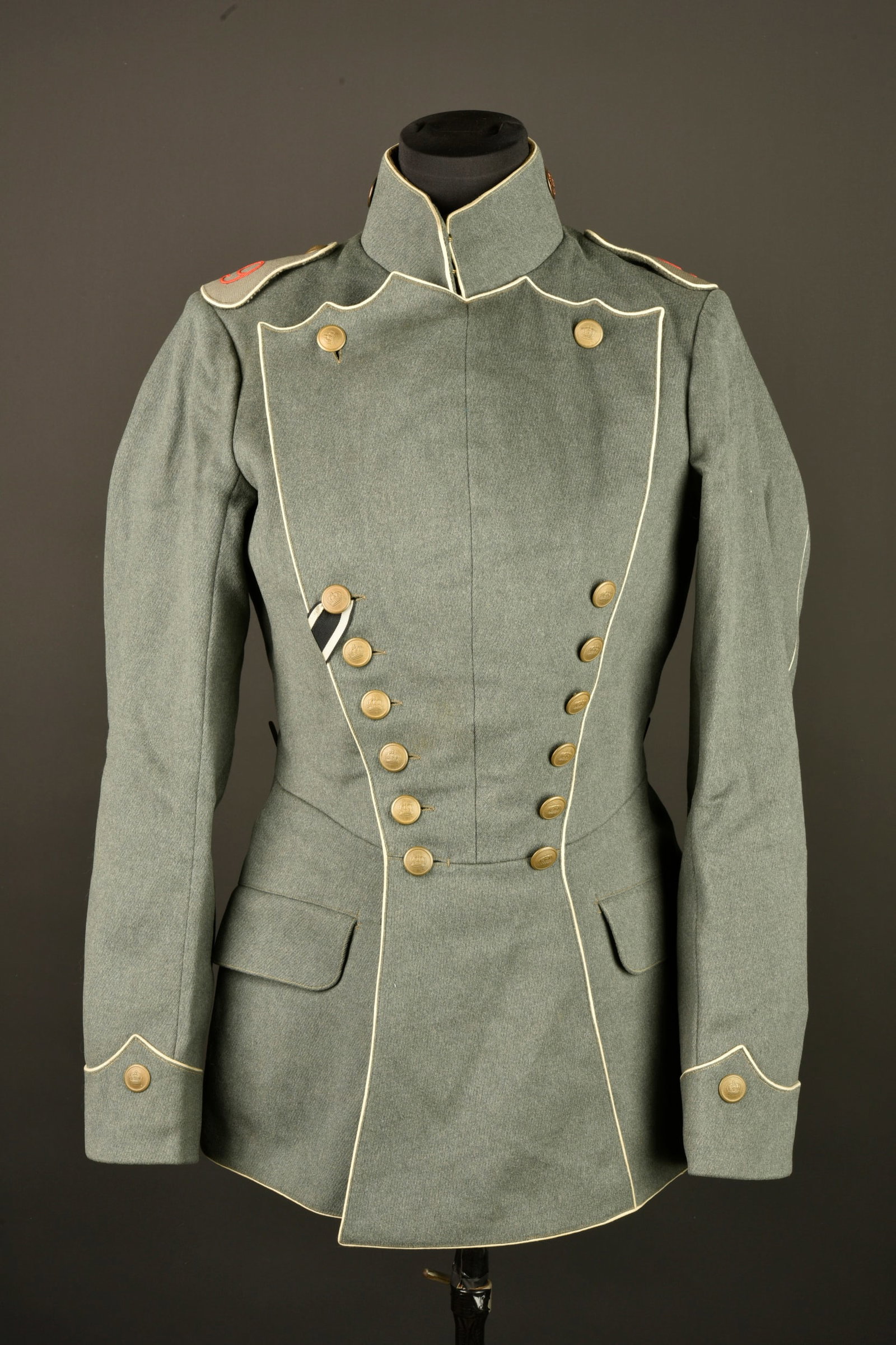 Tunique Ulanka feldgrau du 9e regiment de Uhlans. Feldgrau Ulanka tunic of the 9th Uhlan Regiment: Tunique Ulanka feldgrau du 9e regiment de Uhlans. Tres belle tunique feldgrau, fabrication tailleur, avec ses 2 rangees de 6 boutons a la couronne. Passepoilee blanc, parements de manche en pointe. Co