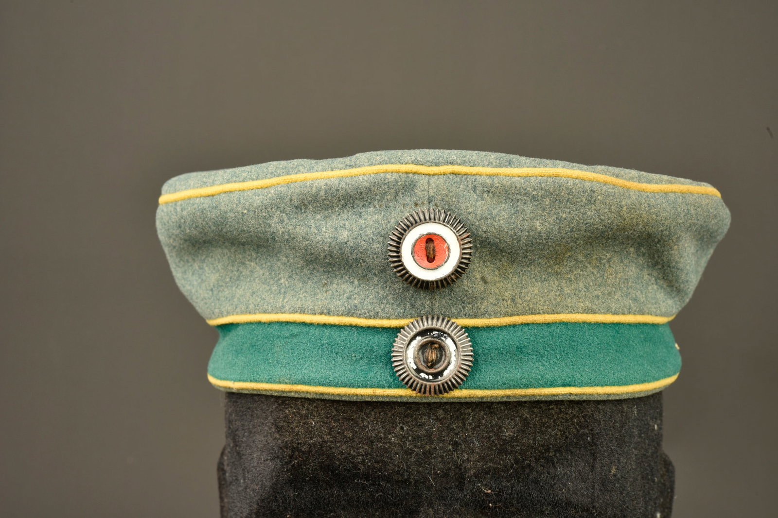Mutze troupe d un sous officier du Jager zu Pferde Regiment Nr 1. Enlisted visor cap of an NCO from: Mutze troupe d un sous officier du Jager zu Pferde Regiment Nr 1. tres jolie Mutze graugrun a bandeau vert et passepoil jaune d un chasseur a cheval allemand. En tres bel etat, pas de trou de mite, do