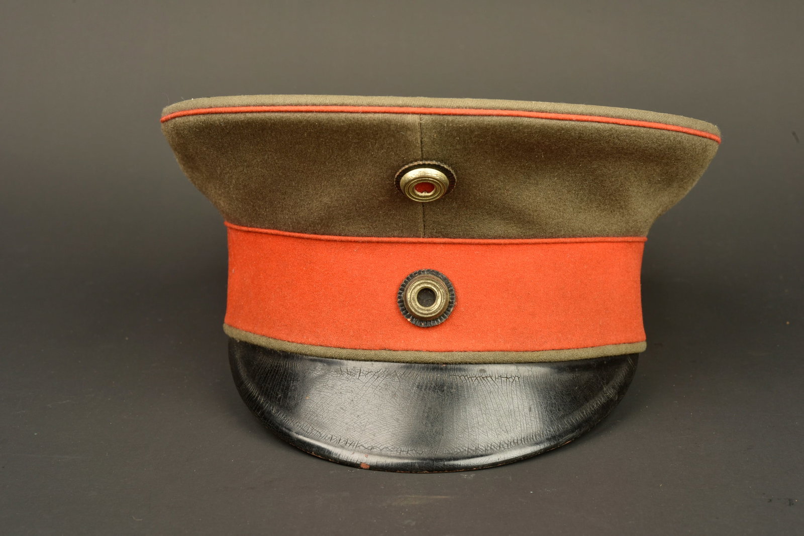 Schirmmutze feldgrau M1910 d officier prussien. Model 1910 feldgrau visor cap of a Prussian officer: Schirmmutze feldgrau M1910 d officier prussien. Belle casquette d officier, en drap feldgrau, pas de trou de mite, forme haute d avant et debut de guerre. Bandeau et passepoil rouge de l infanterie. C