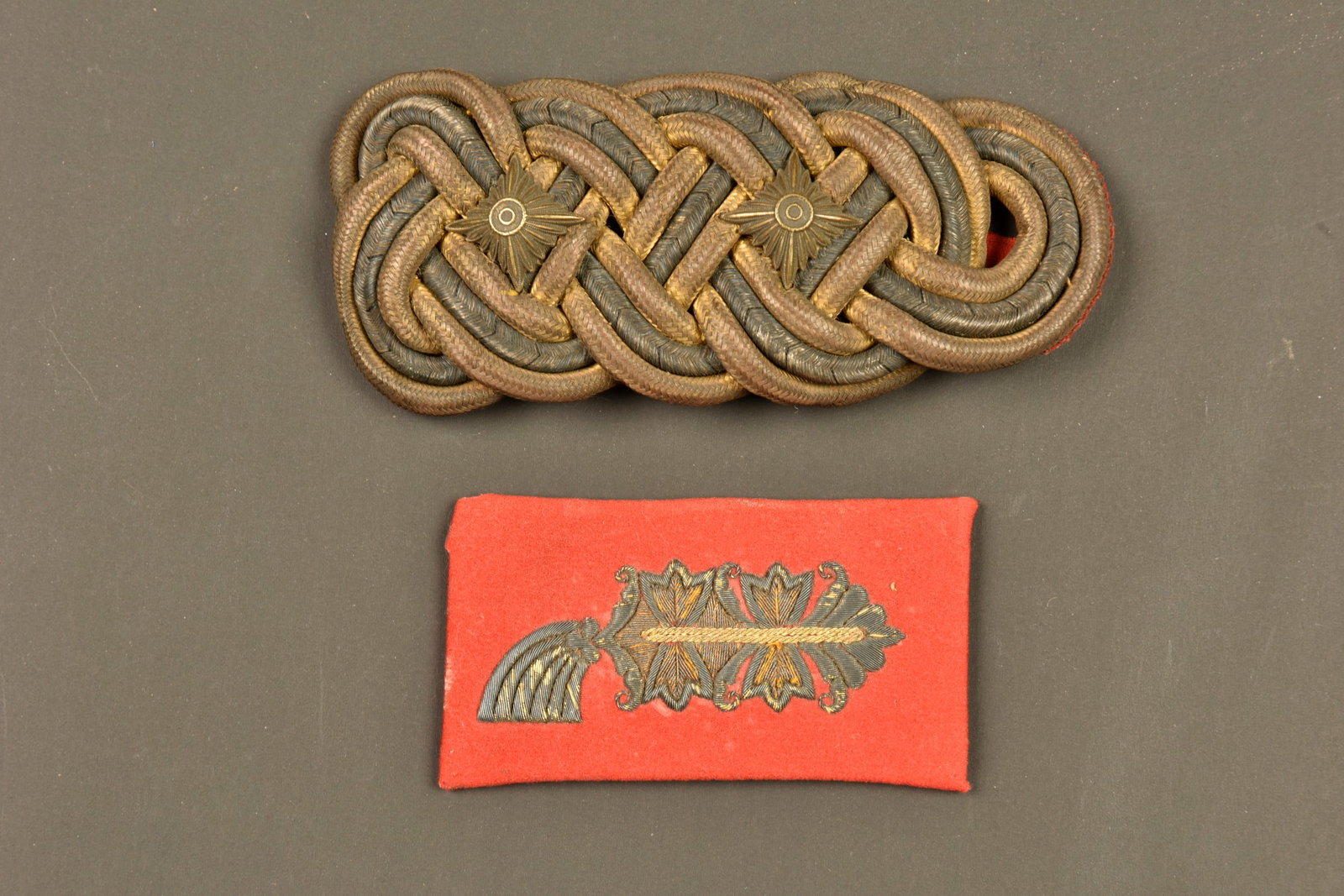 Epaulette et patte de col d officier general allemand. Shoulder board and collar tab of a German: Epaulette et patte de col d officier general allemand. Forte epaulette en tresses argent avec inclusions de fil noir pour la Prusse et tresse or. 2 Clous correspondant au grade de General d infanterie