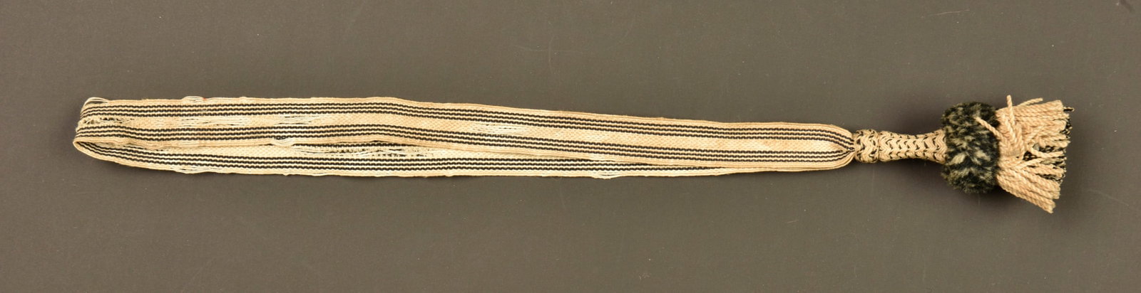 Dragonne de sous-officier prussien. Prussian NCO sword knot: Dragonne de sous-officier prussien. Troddel d Unteroffizier, blanc et noir pour la Prusse. Bon etat, cordon legerement use et effiloche. Prussian NCO sword knot. Unteroffizier Troddel in black and whi