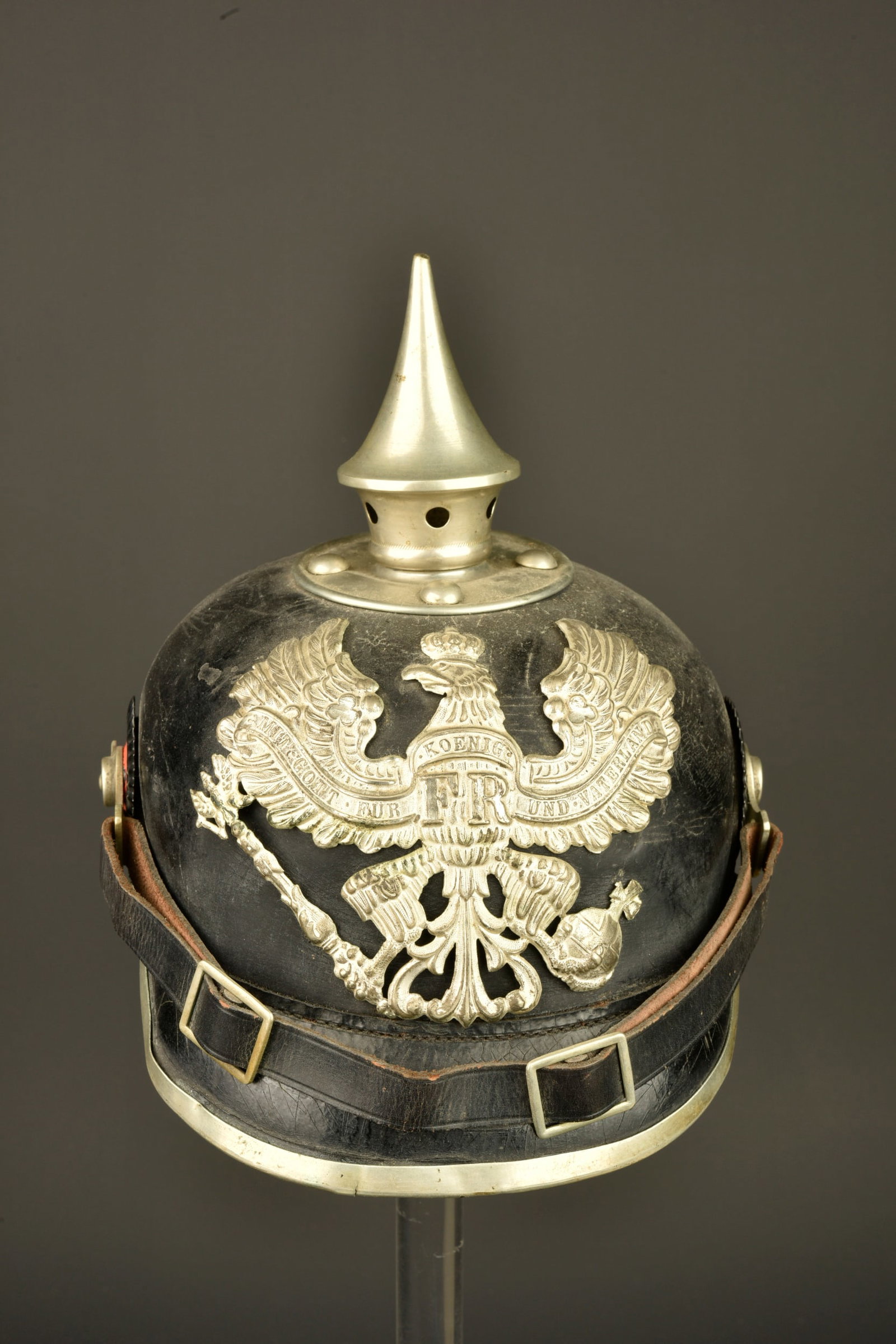 Casque a pointe troupe de Telegraphiste puis Pionnier. Enlisted pickelhaube of a Telegraphist later: Casque a pointe troupe de Telegraphiste puis Pionnier. Casque M1895 du Telegraphen Bataillon Nr 2. Jusqu en 1907 les telegraphistes portaient le casque a pointe des Pionnier, remplace a partir de cett