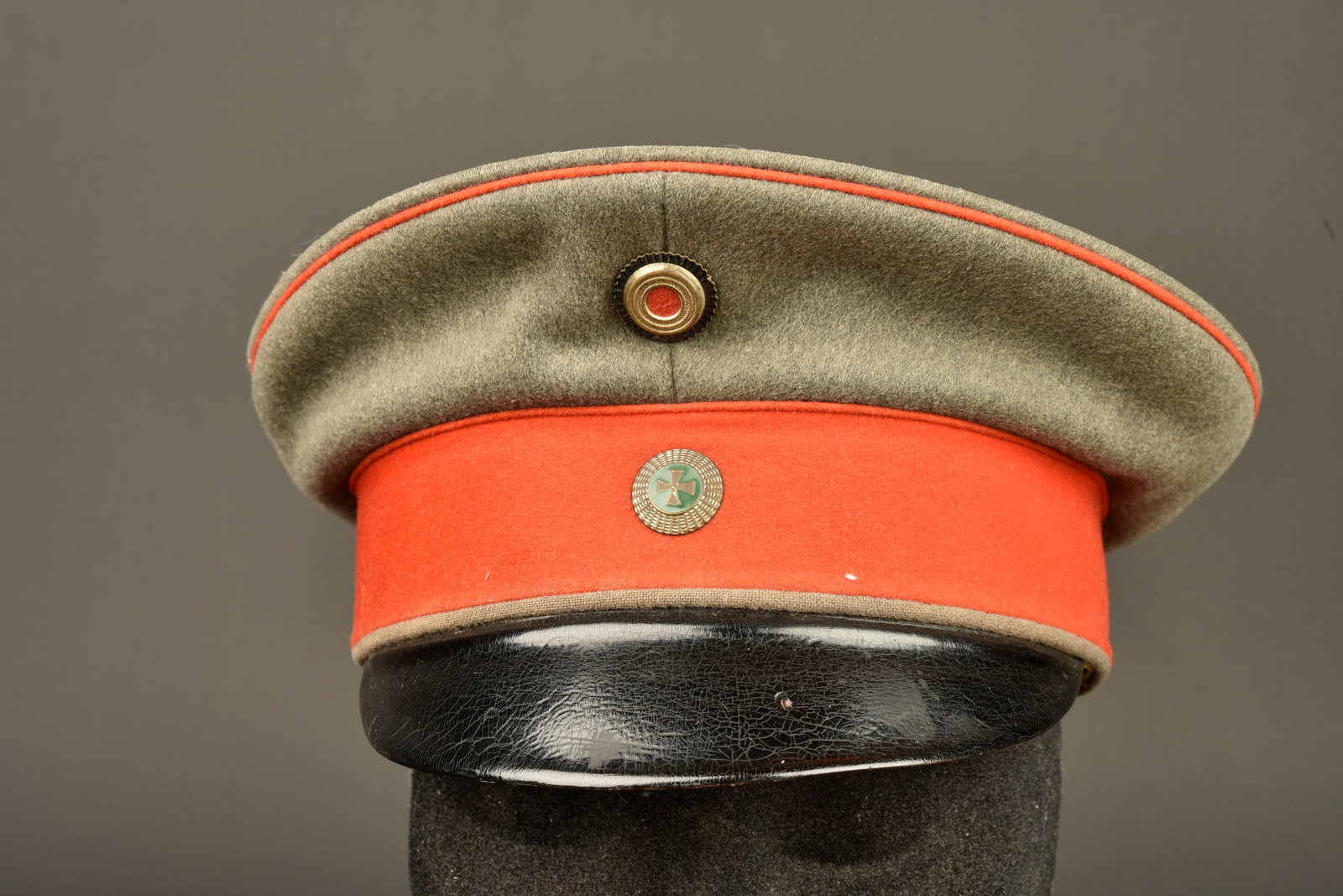 Casquette feldgrau d officier de reserve d infanterie de Saxe. Feldgrau visor cap of a Saxon Reserve: Casquette feldgrau d officier de reserve d infanterie de Saxe. Schirmmutze en drap feldgrau avec bandeau et passepoil ecarlate, 2 trous de mite sur le drap cote droit, un petit trou sur le bandeau a l