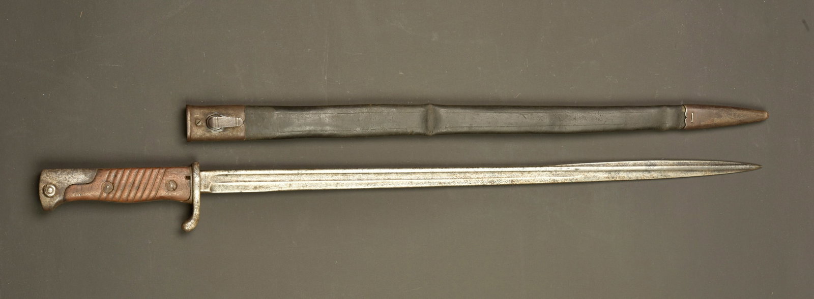 Baionnette allemande S98 nA regiments saxons. German S98 nA bayonet regimentally marked to Saxon: Baionnette allemande S98 nA regiments saxons. Lame du fabricant Simson de Suhl, datee 1905. Arme regimentee au RJR 133 saxon sur la croisiere. Fourreau regimente au JR139 saxon. Plaquettes bois striee