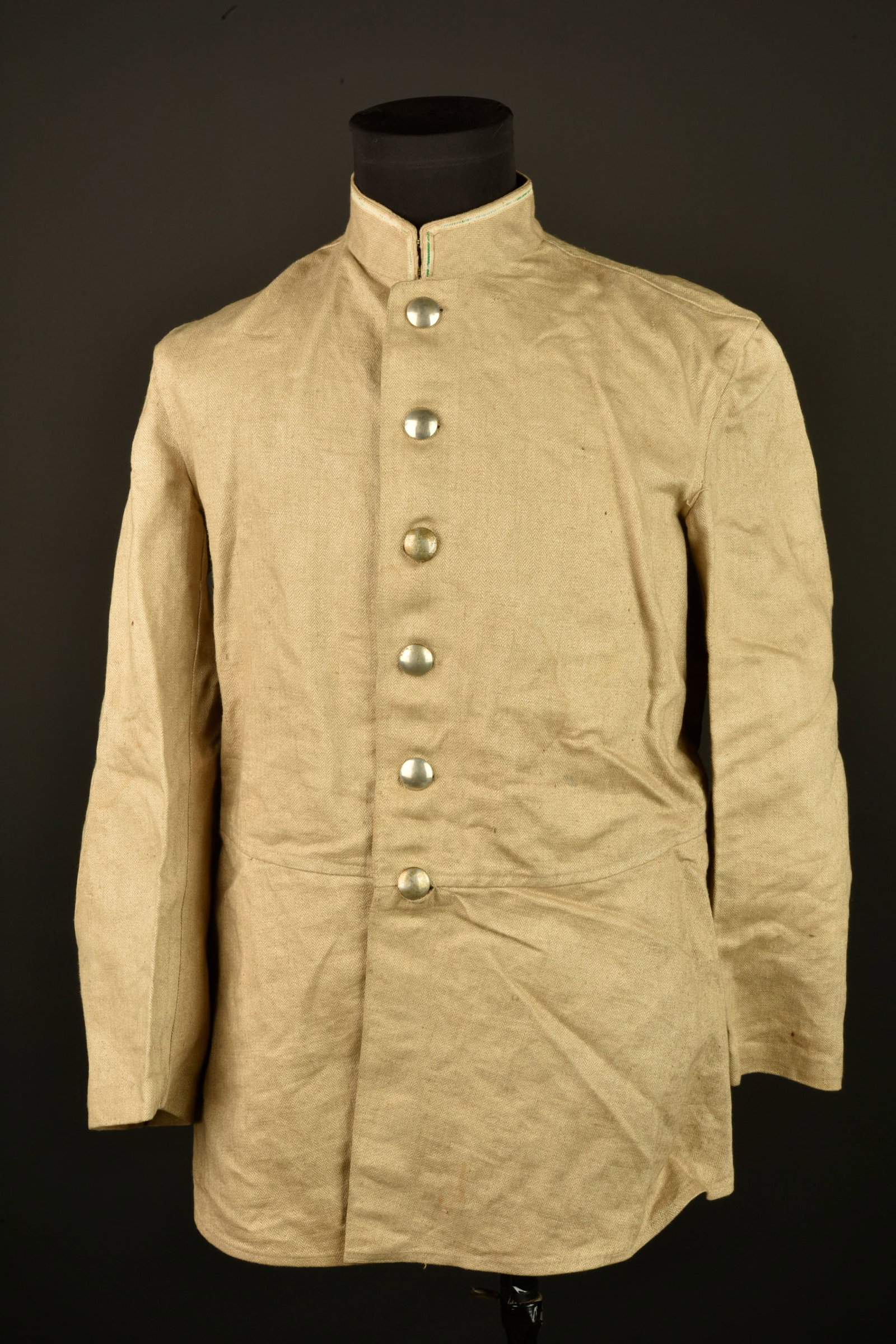 Veste de travail du 105 R saxon. Work jacket of the Saxon 105th Infantry Regiment: Veste de travail du 105 R saxon. Belle Drillich Jacke en tissu chevron beige, bien receptionnee au BA XIX en 1910 et affectee au 105R en 1911, beaux marquages. Galon blanc et vert de sous officier en 