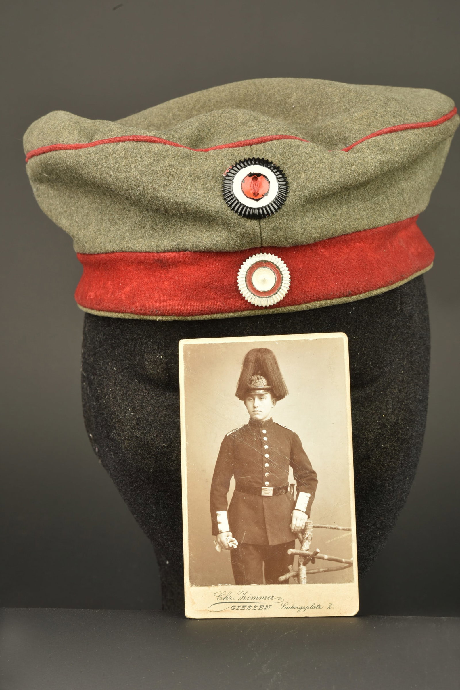 Mutze feldgrau d un soldat hessois du JR118 avec sa photo. Feldgrau visor cap of a Hessian soldier: Mutze feldgrau d un soldat hessois du JR118. Mutze M1907 en drap feldgrau, receptionnee au BA XI, taille 56. Bandeau et passepoils ecarlates. Quelques trous de mite cote gauche et sur l arriere. Doubl
