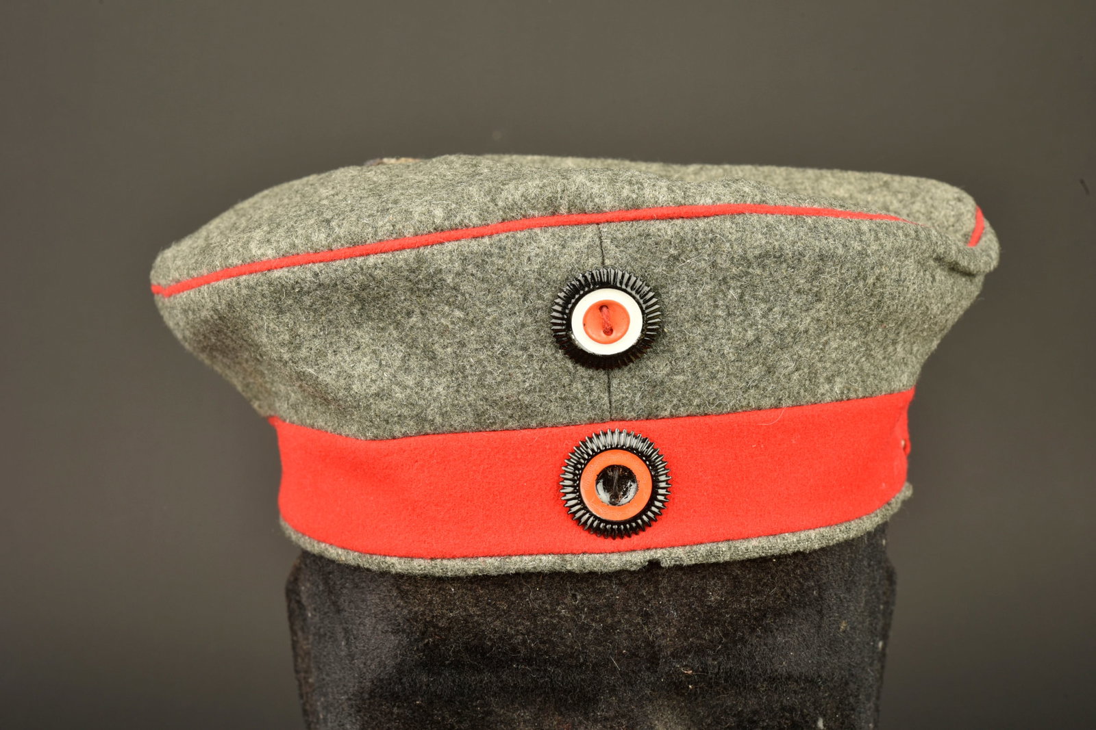 Mutze M1907 feldgrau du Wurttemberg. Model 1907 feldgrau visor cap of Wurttemberg: Mutze M1907 feldgrau du Wurttemberg. Bonnet en drap feldgrau a bandeau et passepoil ecarlate de l infanterie. Doublure coton cousue main, bien attachee en fond de coiffe. Receptionnee au BA XIII en 19