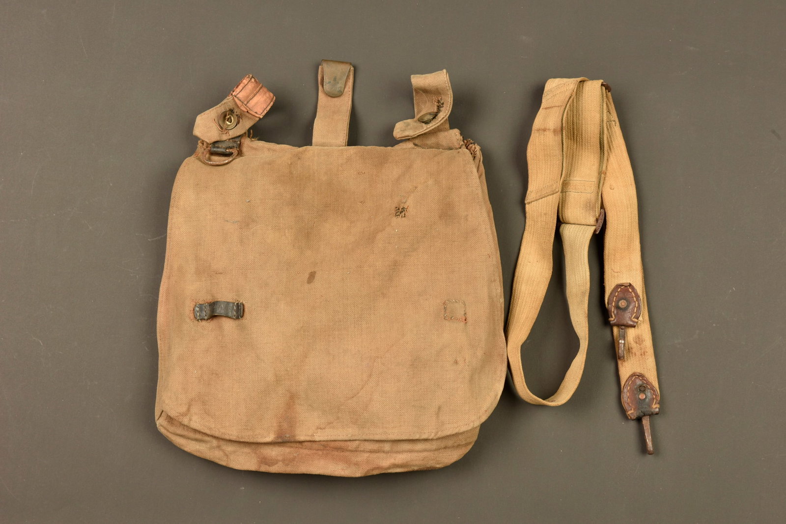 Sac a pain allemand regimente et sangle. Regimentally marked German bread bag with strap: Sac a pain allemand regimente et sangle. Brotbeutel en toile cachou, initialement receptionne au JR160 en 1909 puis reaffecte au LBHdb. Pour sauf erreur d interpretation, le Landwehr Bataillon Heidelb
