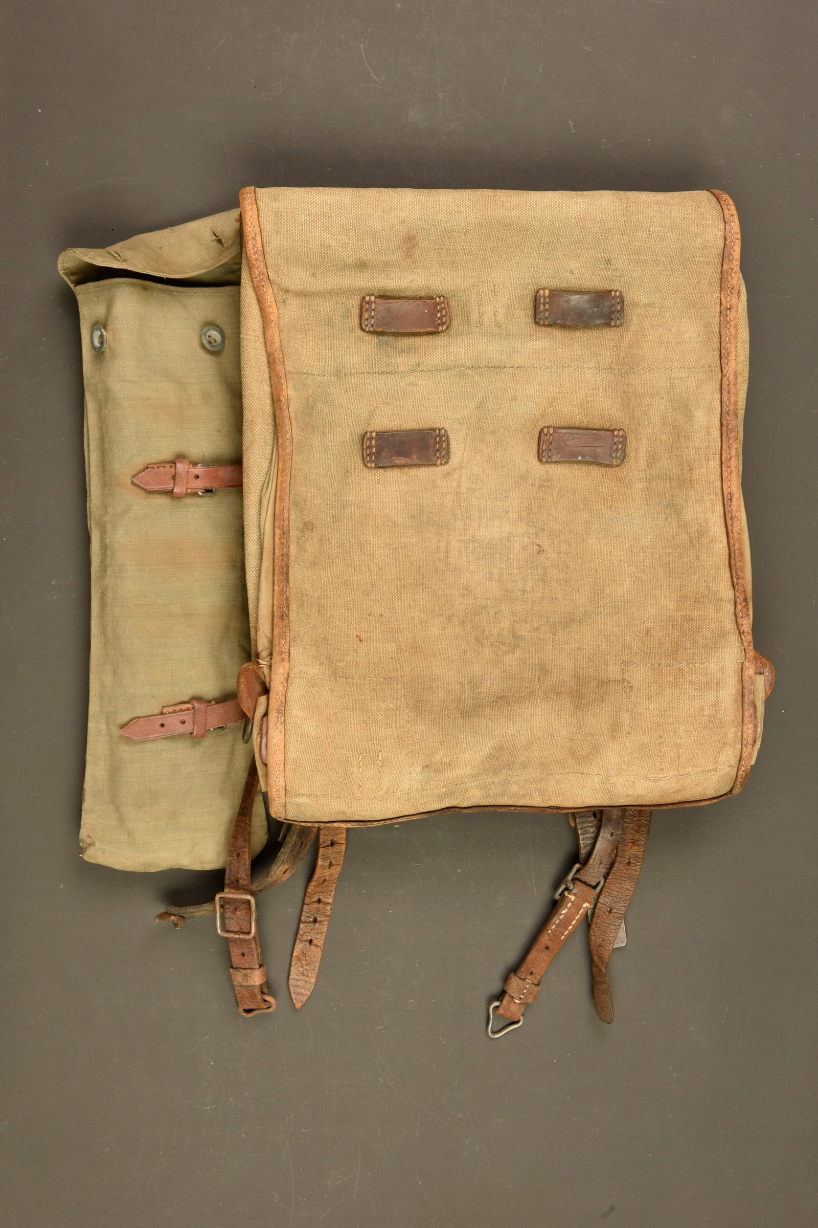 Tornister allemand 1918 et etui de piquets de tente. German 1918 Tornister backpack and tent peg: Tornister allemand 1918 et etui de piquets de tente. Sac a dos en toile feldgrau d un fabricant bavarois de Bamberg, date 1918, receptionne au BA III. L une des bretelle est egalement marquee BA III. 
