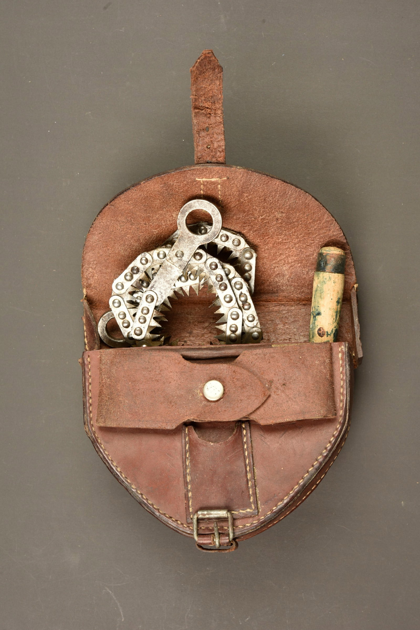 Scie pliante dans son etui cuir de cavalerie allemande. Folding saw in its German cavalry leather (1 of 5)