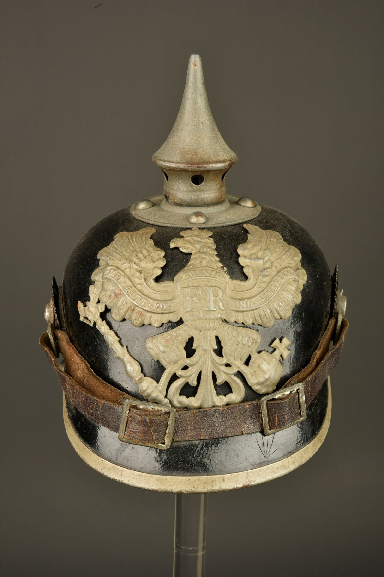 Casque a pointe M1915 Prussien. Prussian Model 1915 pickelhaube: Casque a pointe M1915 Prussien. Belle bombe en cuir noirci, non repercee, tampon fabricant dans la bombe, taille 54, datee 1917 et bien receptionnee au RBA18 sur la nuquiere. Toutes garnitures en fer 