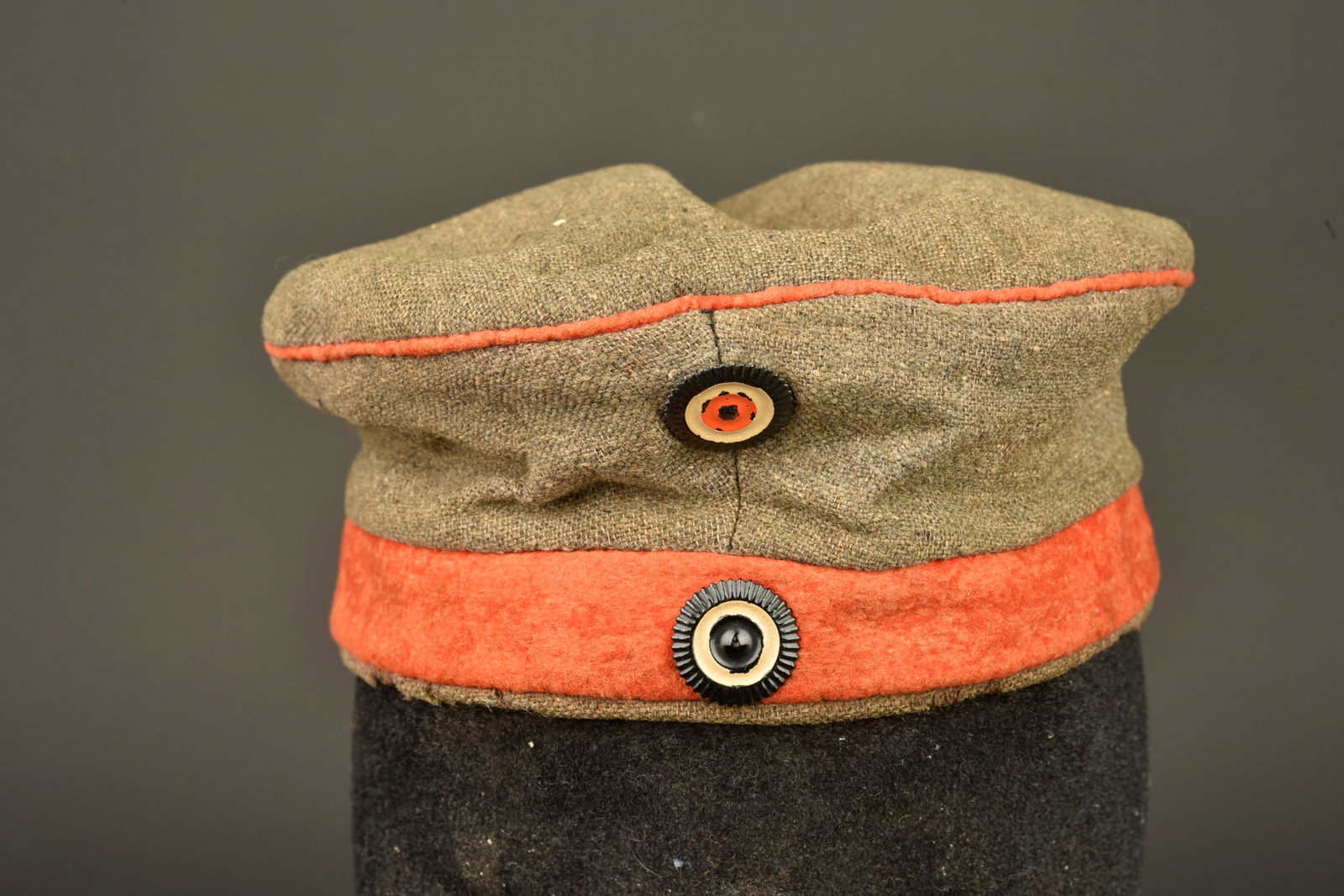 Mutze M1907 feldgrau d infanterie prussienne. Model 1907 feldgrau visor cap of Prussian infantry: Mutze M1907 feldgrau d infanterie prussienne. Bonnet en drap feldgrau a bandeau et passepoil ecarlate de l infanterie. Doublure coton cousue main, bien attachee en fond de coiffe. Pas de marquage visi