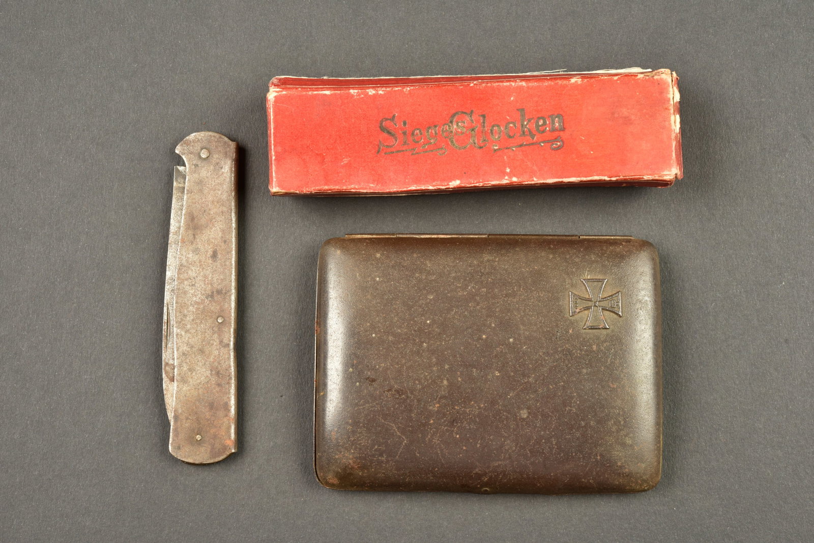 Petits objets du soldat allemand, Mercator, etui a cigarettes et harmonica. Small personal items of (1 of 2)