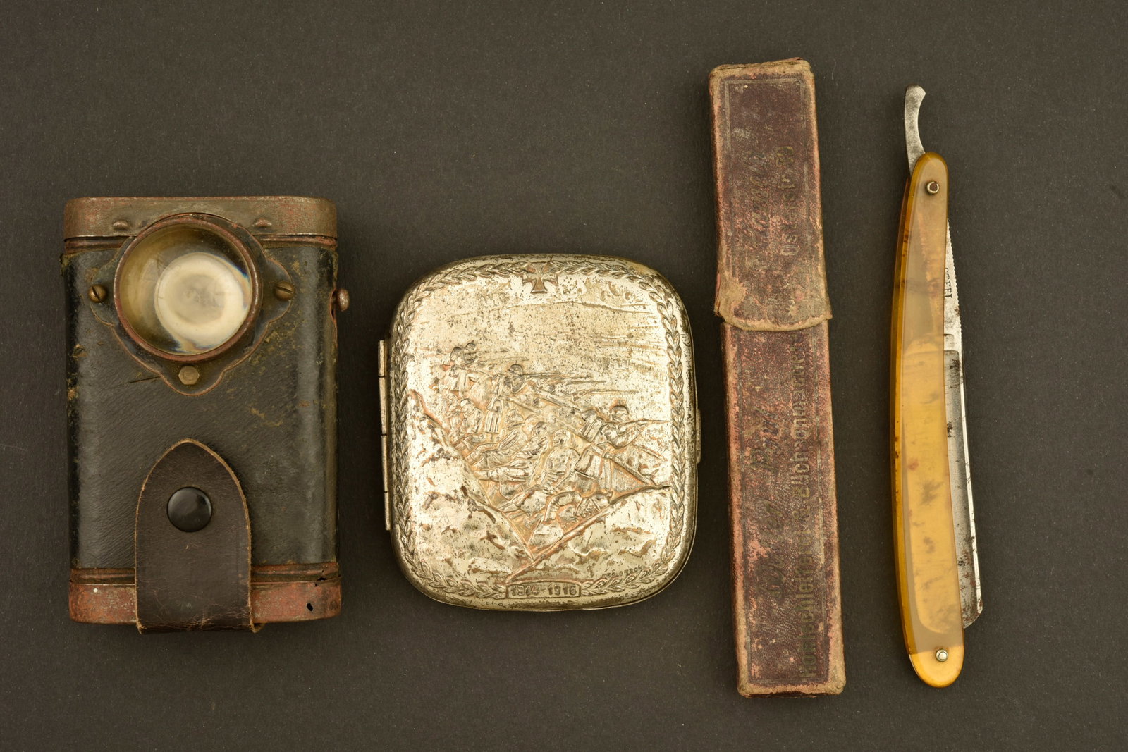 Petits objets du soldat allemand, lampe rasoir et etui a cigarettes. Small personal items of a (1 of 6)