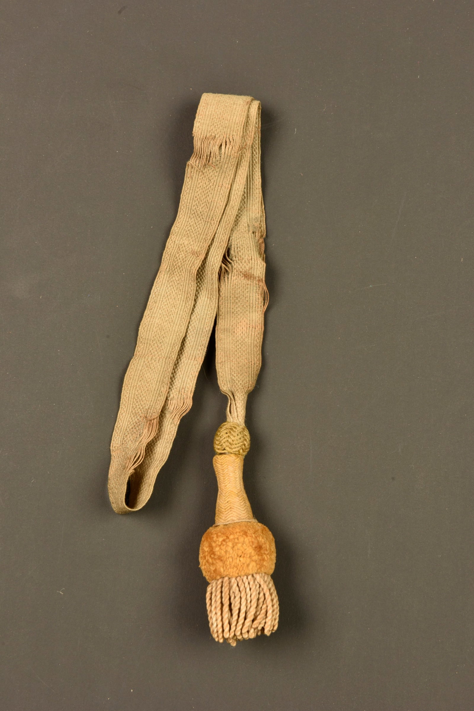 Dragonne pour 11e Compagnie troupes a pied. Sword knot for 11th Company infantry troops (1 of 3)