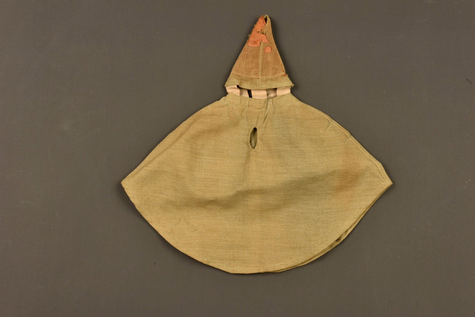 Couvre casque a pointe troupe a pied. Helmet cover for enlisted pickelhaube: Couvre casque a pointe troupe a pied. En toile feldgrau, taille 55, bien marque d un fabricant de Cassel et date 1915. Les 5 crochets de fixation sont present. Boutonniere pour aerateur arriere. Couvr