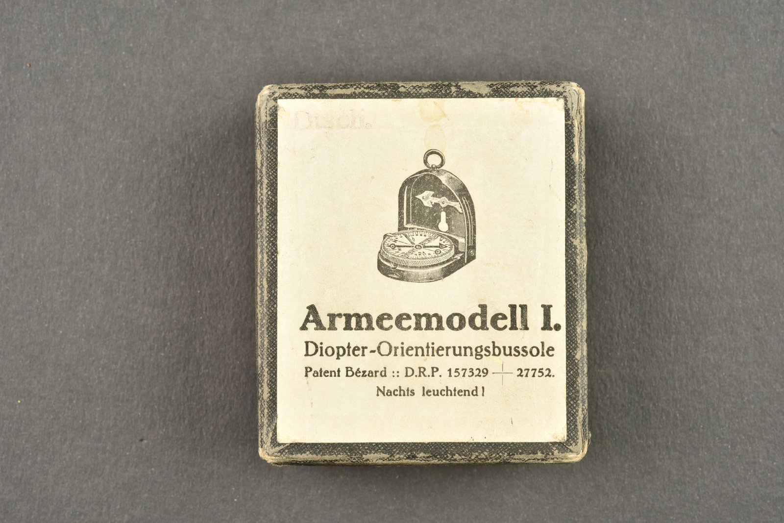 Boussole allemande d infanterie Bezard Armeemodell I. German infantry compass Bezard Armeemodell I: Boussole allemande d infanterie Bezard Armeemodell I. Complete, dans sa boite, dans sa pochette cuir avec son cordon, et sa notice. Datation a determiner. Bon etat, usure d usage. German infantry comp