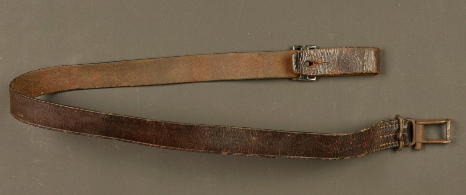 Bretelle de Gewehr 98. Gewehr 98 sling: Bretelle de Gewehr 98. En cuir marron, souple, complete de ses boucleries. Usure d usage, patine. Gewehr 98 sling. Brown leather construction, supple and complete with all metal fittings. Service wear