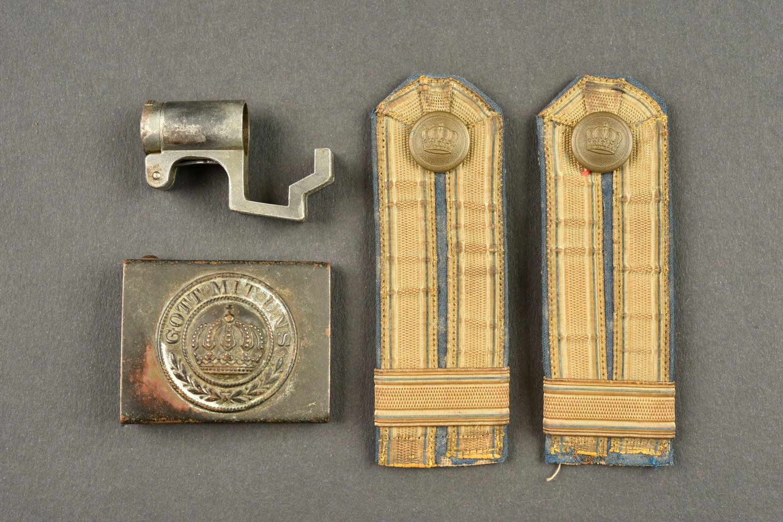 Lot allemand bouchon G98, boucle de ceinturon et pattes d epaule. German lot including Gewehr 98: Lot allemand bouchon G98, boucle de ceinturon et pattes d epaule. Un bouchon de Gewehr 98 avec marquage fabricant DNF. Une boucle prussienne en laiton de foyer. Une paire de pattes d epaule d un fonct