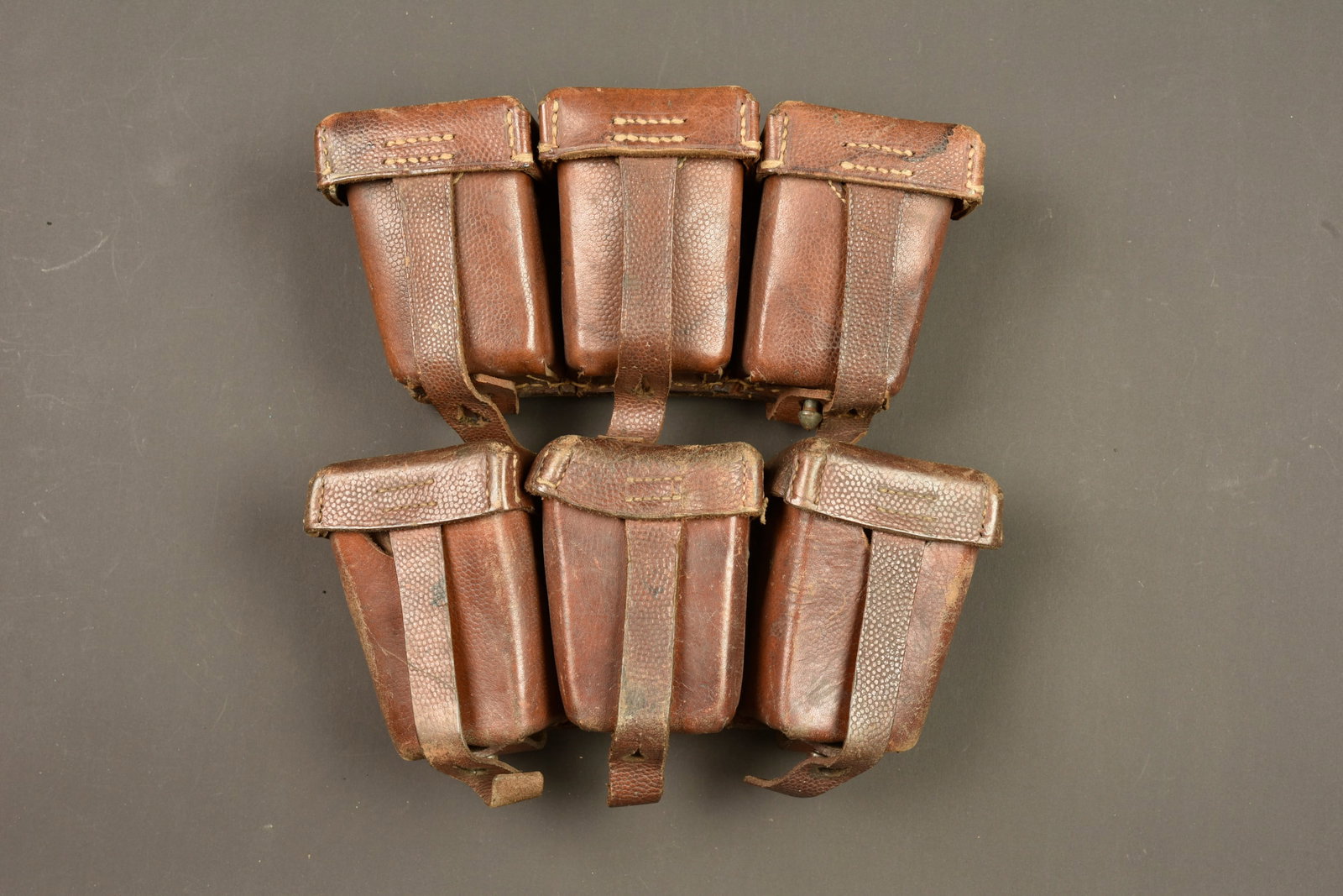 Lot de 2 cartouchieres allemandes M1909. Lot of two German Model 1909 ammunition pouches: Lot de 2 cartouchieres allemandes M1909. Deux cartouchieres d infanterie en cuir grenele marron. L une d un fabricant de Dresden 1918, l autre d un fabricant de Neu Ulm, date difficilement lisible. To