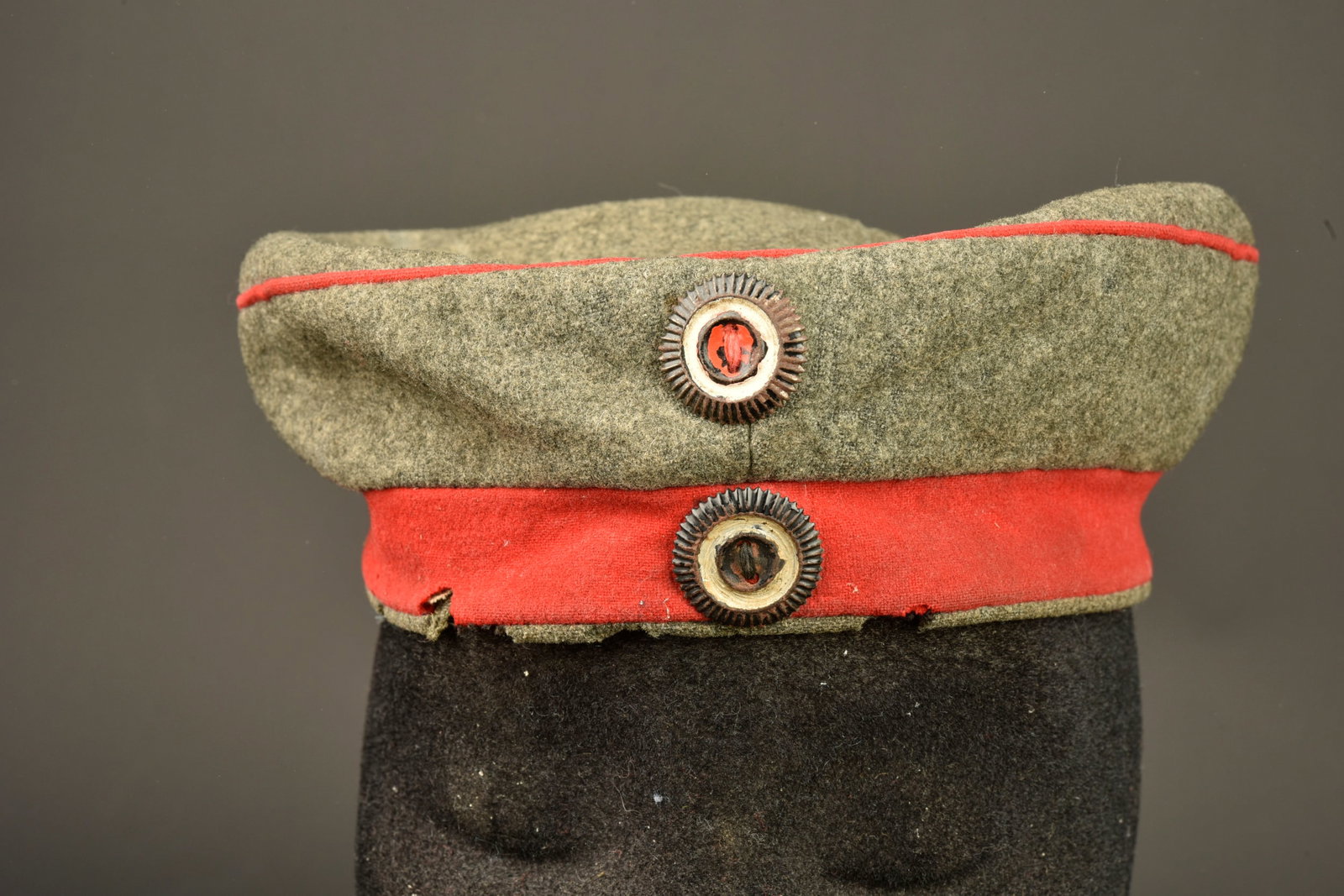Mutze M1907 feldgrau d infanterie prussienne. Model 1907 feldgrau visor cap of Prussian infantry: Mutze M1907 feldgrau d infanterie prussienne. Bonnet en drap feldgrau a bandeau et passepoil ecarlate de l infanterie. Doublure coton cousue main, bien attachee en fond de coiffe. Pas de marquage visi