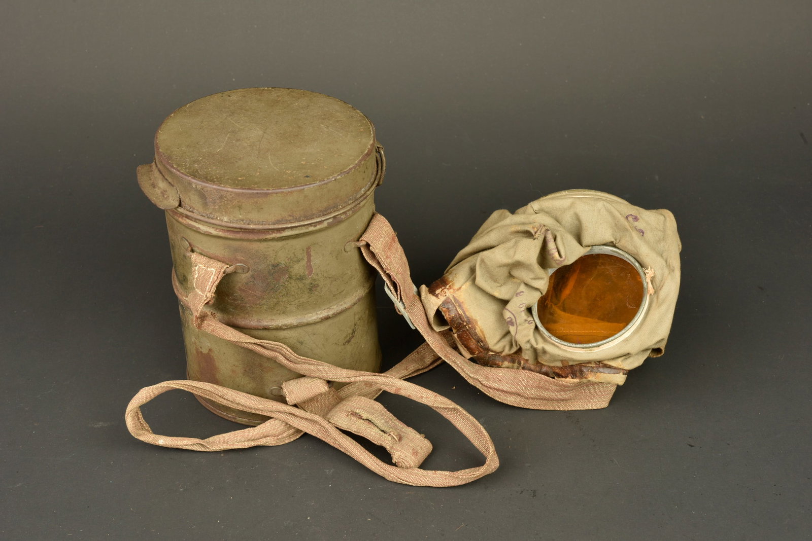 Masque anti gaz allemand Gummimaske 1916. German Model 1916 rubber gas mask: Masque anti gaz allemand Gummimaske 1916. Masque en toile caoutchoutee du 3eme type 1916, sangles de tete presente, sangle de port au cou absente. Toile seche, rigide. Beau tampons a l encre. Sans car