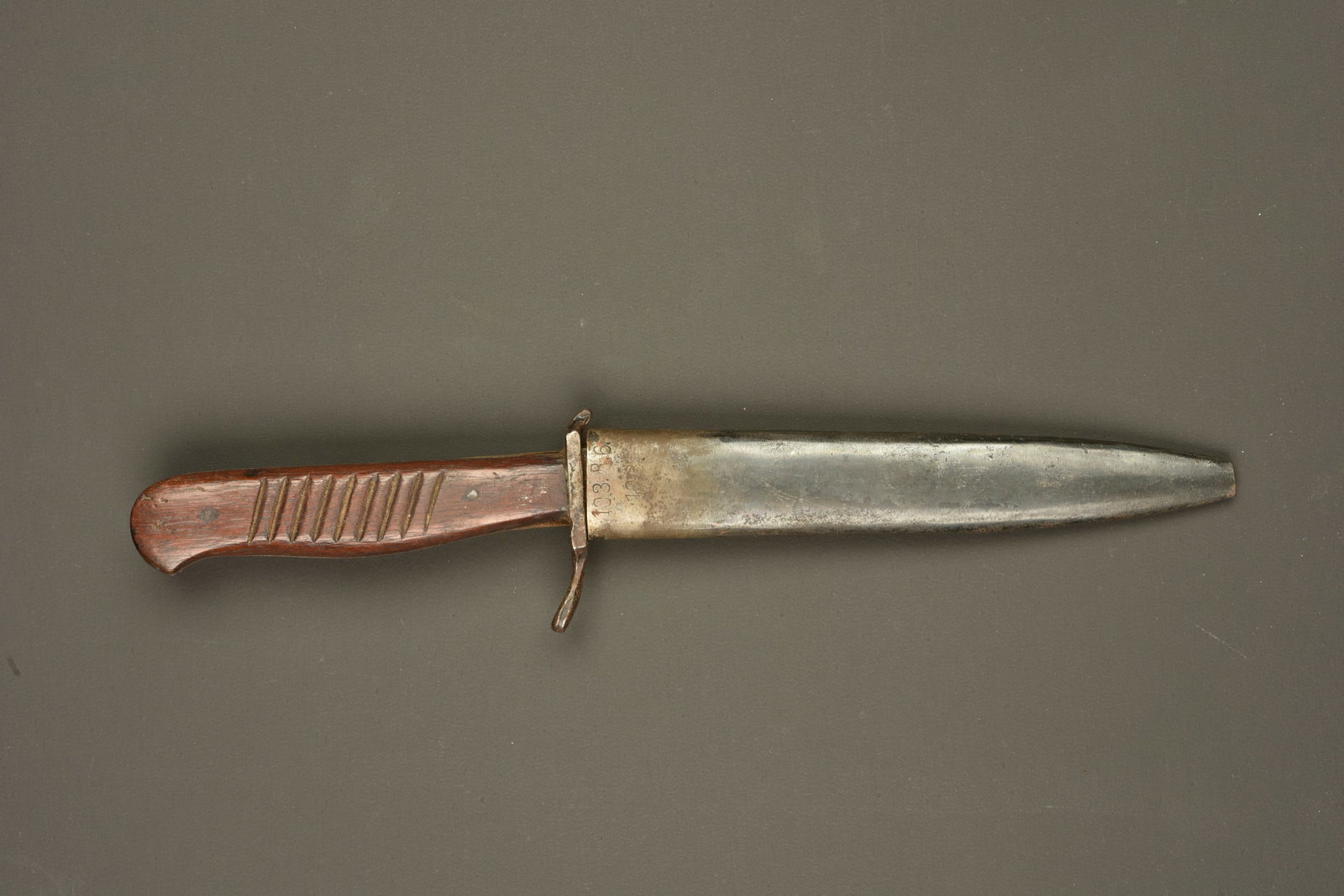 Poignard de combat allemand regimente 103R saxon. Regimentally marked German combat knife of Saxon: Poignard de combat allemand regimente 103R saxon. Lame a dos plat avec contre tranchant en pointe, en bel etat. Plaquettes en bois striees. Dans son fourreau en fer, regimente 103 R. 6. 108 pour JR103