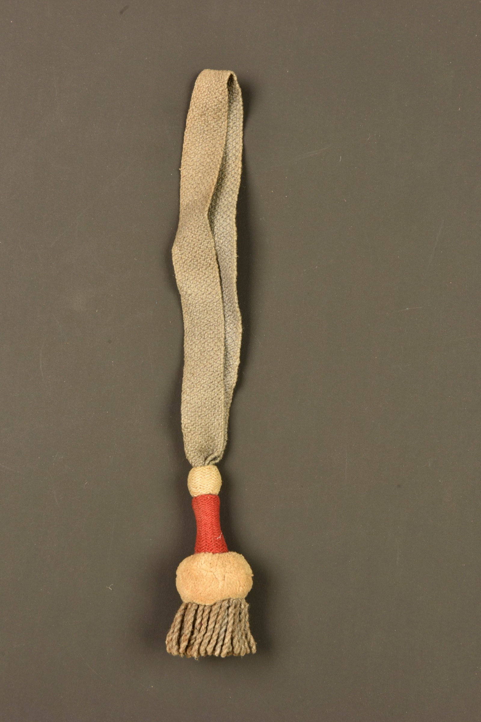 Dragonne courte feldgrau 5e Compagnie troupes a pied. Short feldgrau sword knot for 5th Company (1 of 3)
