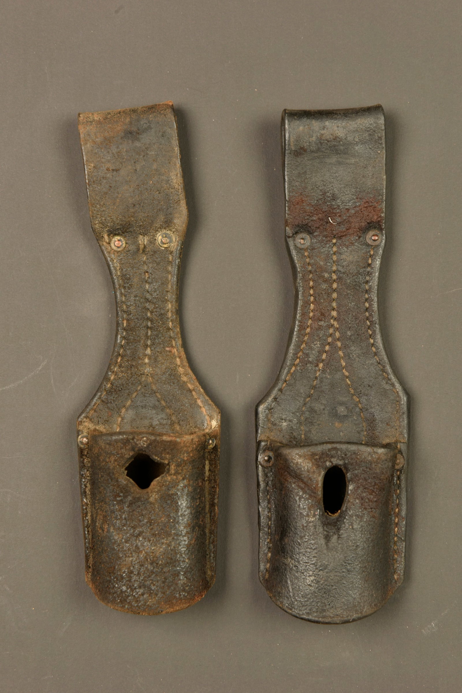 Lot de 2 goussets porte baionnette 98-05. Lot of two 98/05 bayonet frogs (1 of 2)