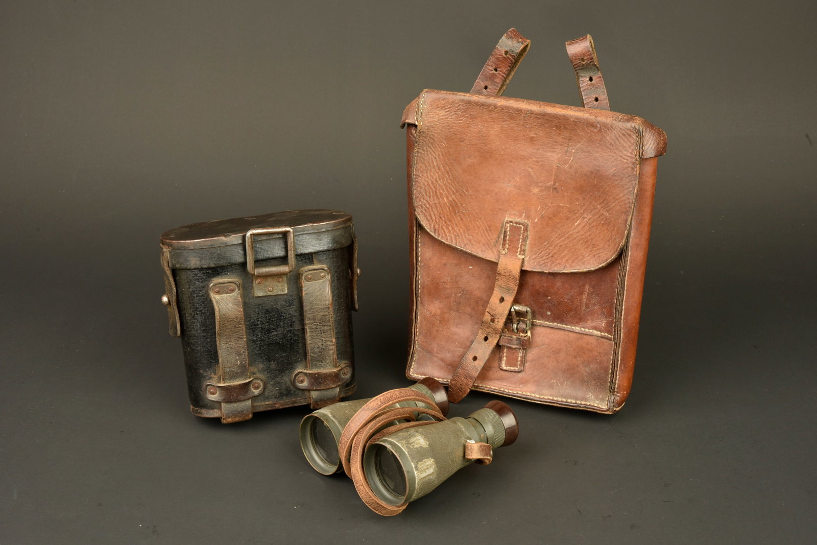 Jumelles et porte carte allemands. German binoculars and map case: Jumelles et porte carte allemands. Belle paire de jumelles Fernglass 08 dans leur etui ersatz noir, notice dans le couvercle. Un porte carte en cuir fauve, pas de marquage visible. Usure d usage. Germ