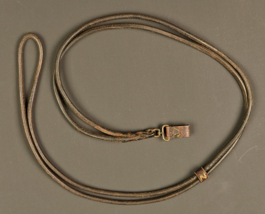 Dragonne cuir pour pistolet allemand P08. Leather lanyard for German P08 pistol (1 of 2)