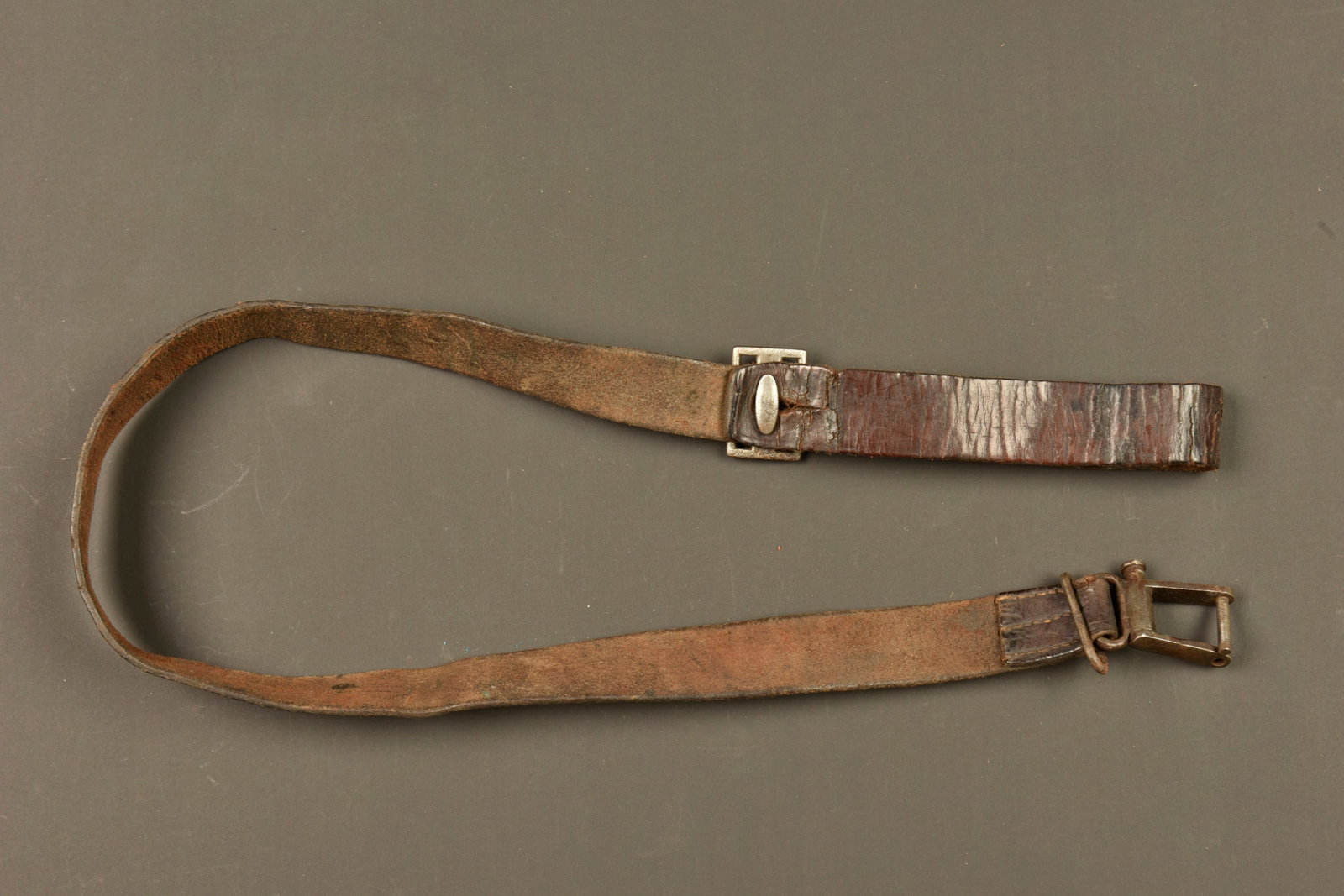 Bretelle de Gewehr 98. Gewehr 98 sling: Bretelle de Gewehr 98. En cuir marron, souple, complete de ses boucleries. Usure d usage, patine. Gewehr 98 sling. Brown leather construction, supple and complete with all metal fittings. Service wear