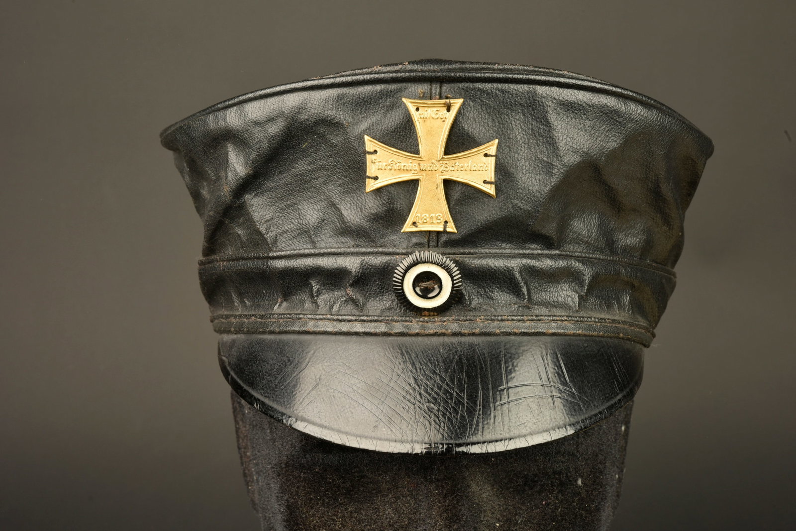 Casquette de Landsturm prussien en toile ciree. Prussian Landsturm visor cap in oilcloth: Casquette de Landsturm prussien en toile ciree. Venant des vitrines du musee de Notre Dame de Lorette, cette superbe casquette en toile ciree noire, Un aerateur grillage de part et d autre. Reglage de