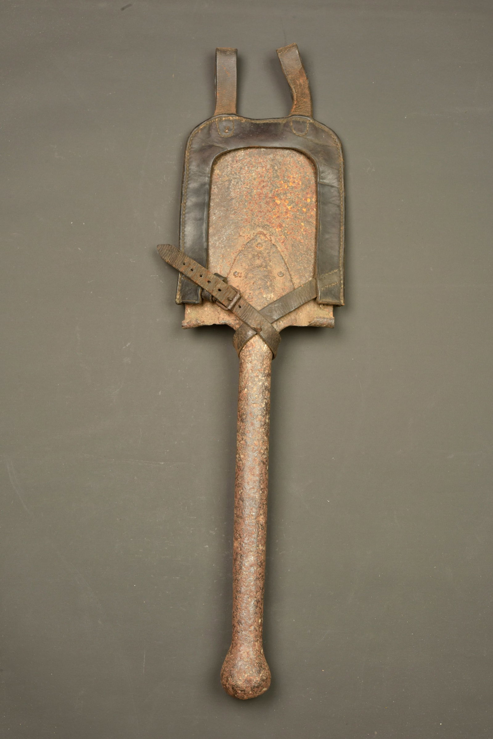 Pelle individuelle allemande entierement metallique avec etui. All metal German entrenching tool (1 of 5)