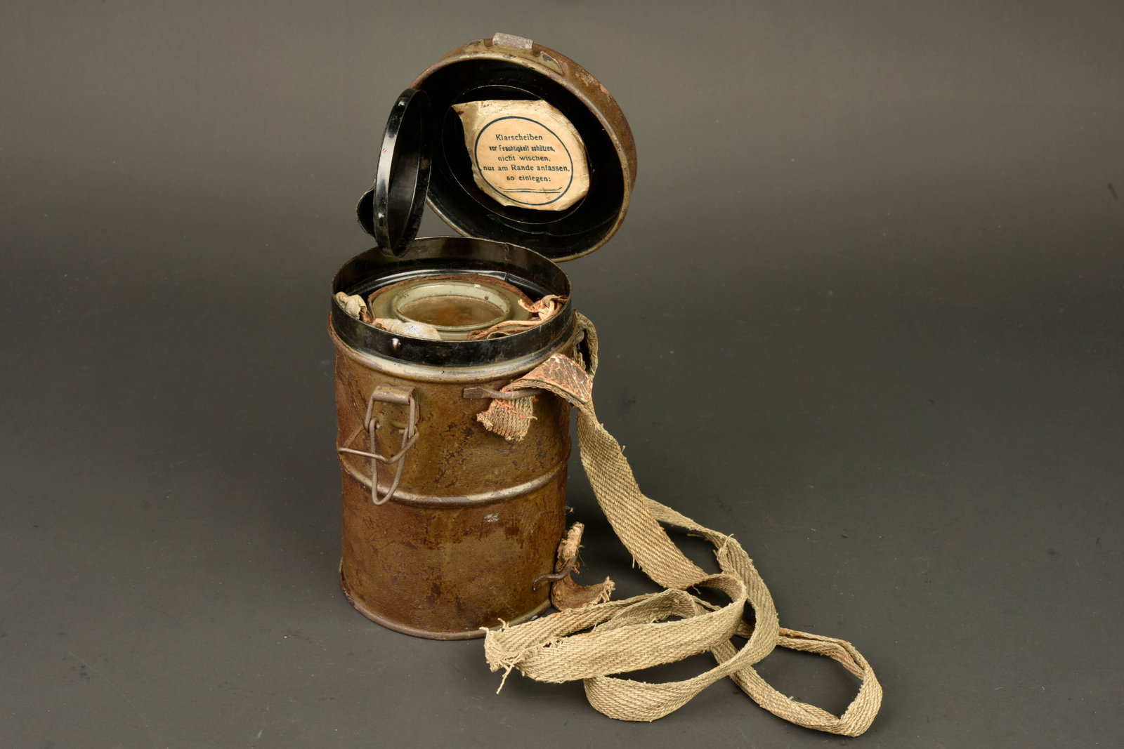 Masque anti gaz allemand Lederschutzmaske 1917. German Lederschutzmaske 1917 gas mask: Masque anti gaz allemand Lederschutzmaske 1917. Beau masque en cuir, bien souple, complet de ses sangles et cordelette, avec sa cartouche filtrante. Optiques renforces. Dans sa boite en fer avec reste