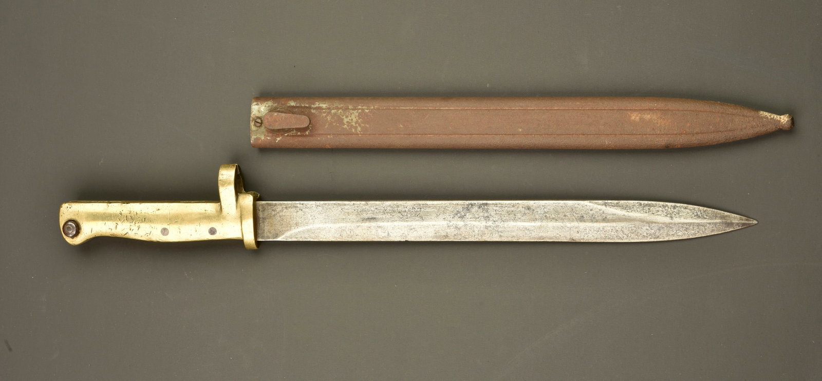 Baionnette ersatz EB21 a poignee laiton. Ersatz bayonet EB21 with brass hilt: Baionnette ersatz EB21 a poignee laiton. Lame a nettoyer, usure. Poignee laiton monobloc, quelques coups et griffes. Fourreau fer avec traces de peinture feldgrau, oxydation. Ersatz bayonet EB21 with 