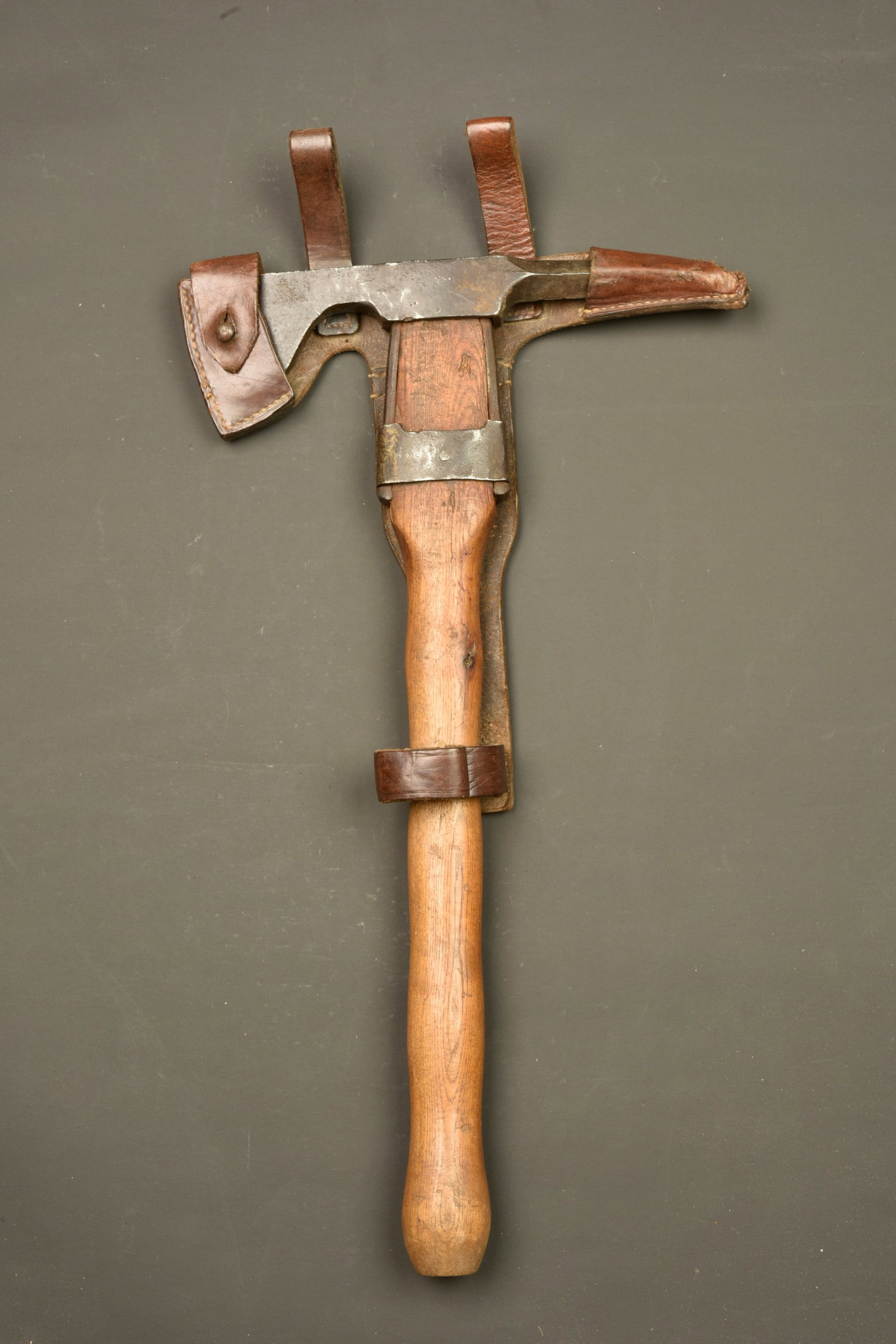 Pic hache allemand Beilpick avec son etui cuir. German Beilpick axe pick with leather carrier (1 of 4)