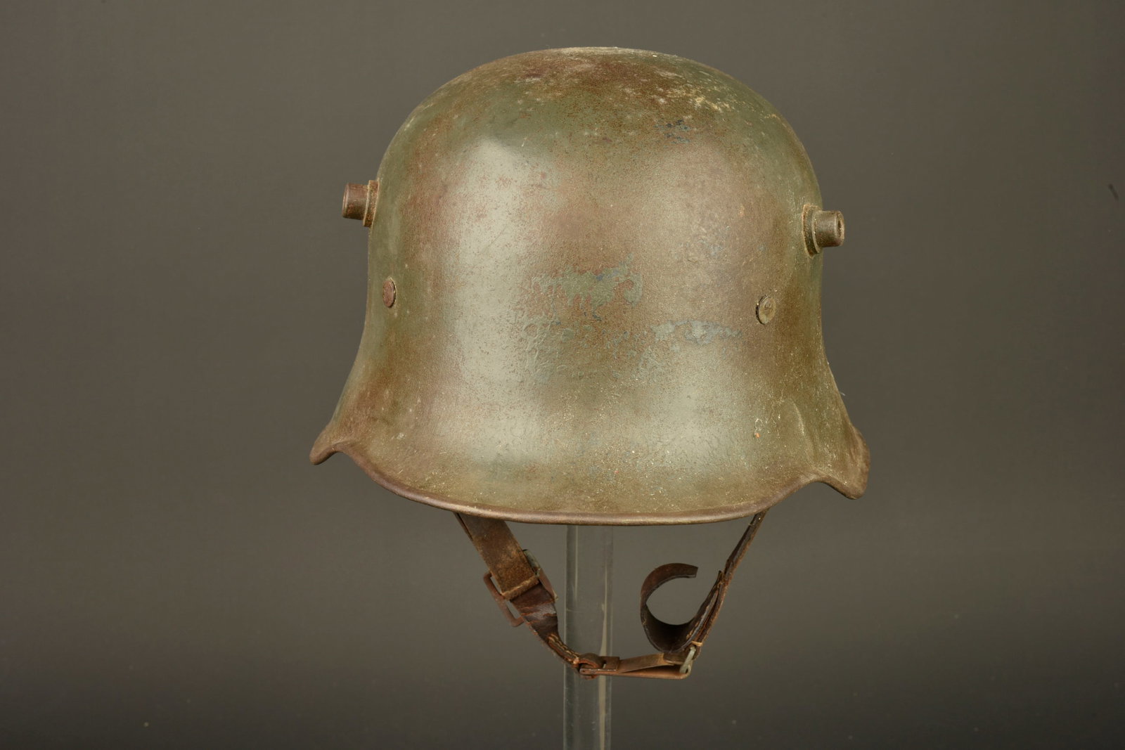 Casque allemand Stahlhelm M1918. German Model 1918 Stahlhelm helmet: Casque allemand Stahlhelm M1918. Belle coque en peinture feldgrau, marquage K64. Coiffe M18 sur bandeau fer, les rivets ont ete remontes. Panneau de cuir blanc avec leurs coussinets de crin. Jugulaire