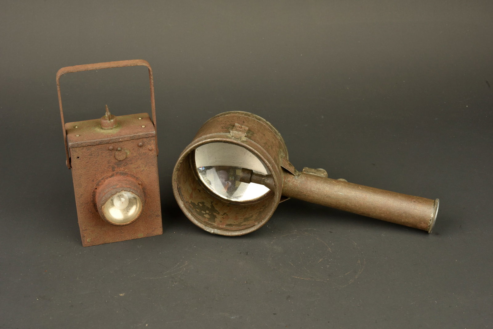 Lot de 2 lampes allemandes feldgrau. Lot of two feldgrau German flashlights (1 of 5)