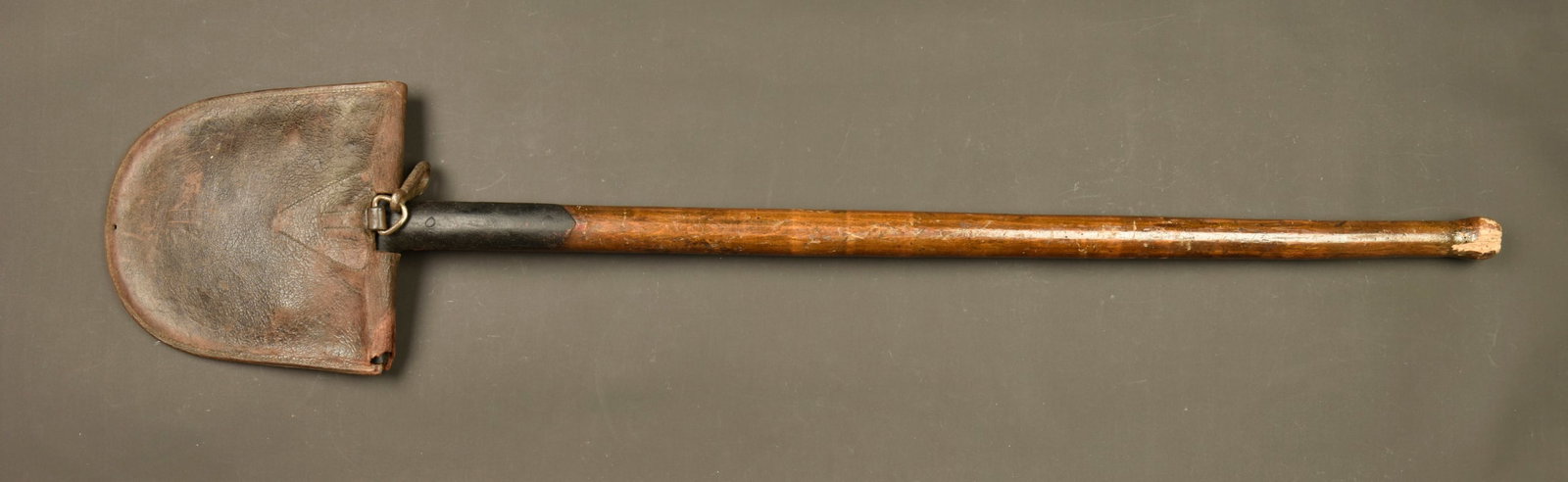 Pelle de Pionnier allemand avec son etui cuir. German Pioneer shovel with leather carrier (1 of 6)