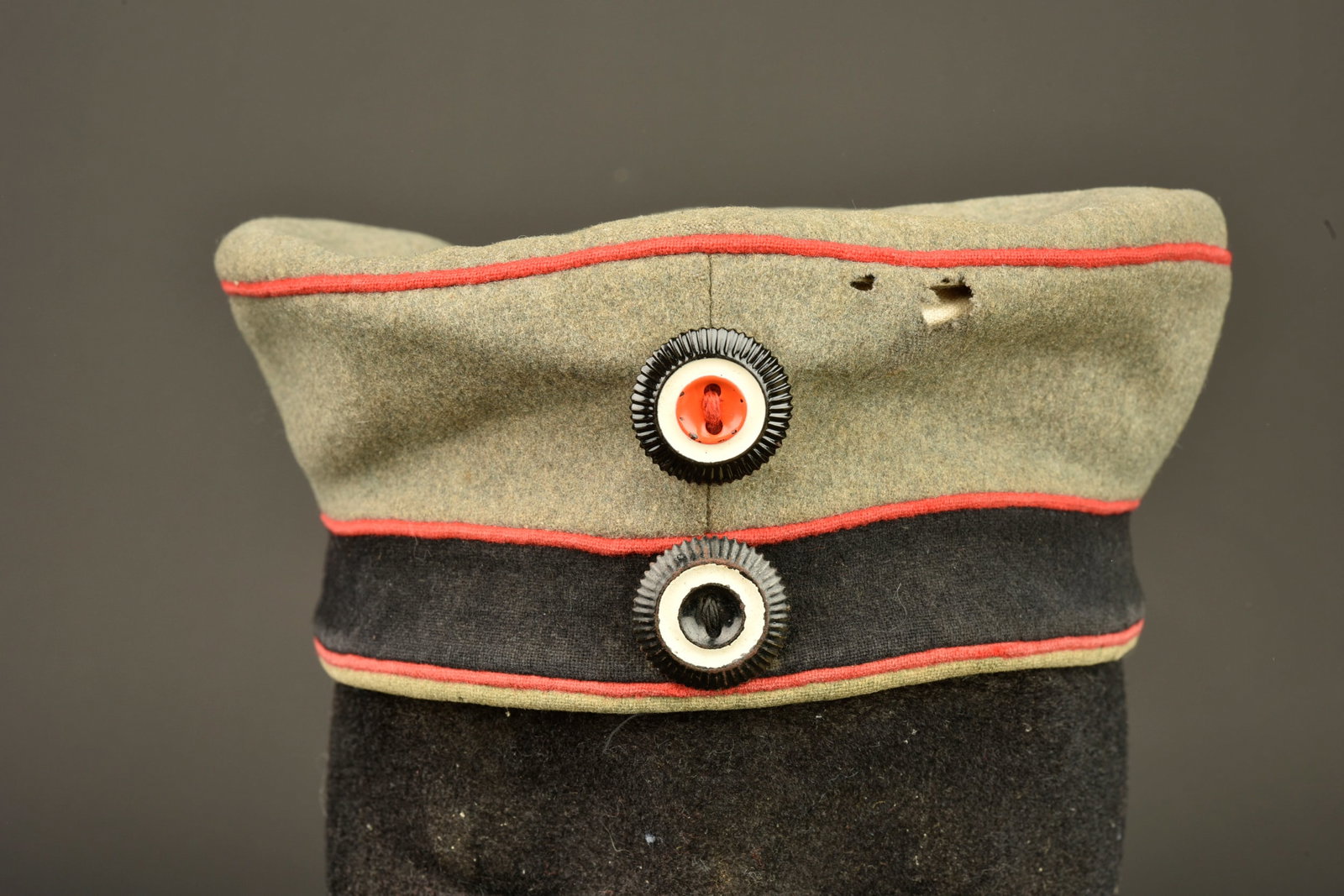 Mutze feldgrau de Pionnier ou Artilleur de la Garde. Feldgrau Mutze of a Guard Pioneer or Guard: Mutze feldgrau de Pionnier ou Artilleur de la Garde. Mutze M1907 en drap feldgrau precoce, receptionnee au KBAG en 1914, taille 55. Bandeau de drap noir et passepoils ecarlates. Quelques trous de mite