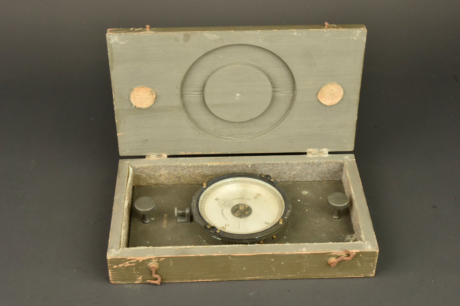 Boussole de Pionnier et Sapeur Mineur allemand. German Pioneer and Combat Engineer compass.: Boussole de Pionnier et Sapeur Mineur allemand. Peu courante boussole de Pionnier, cadran circulaire sur sa tablette laiton peinte en feldgrau, verre en excellent etat, fabricant Hildebrand. Dans son 