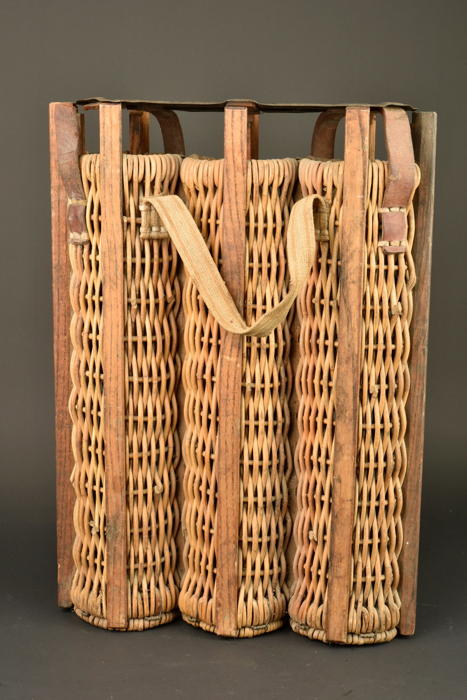 Panier en osier pour 3 coups de 77mm allemand. Wicker basket for three German 77 mm shells. (1 of 5)