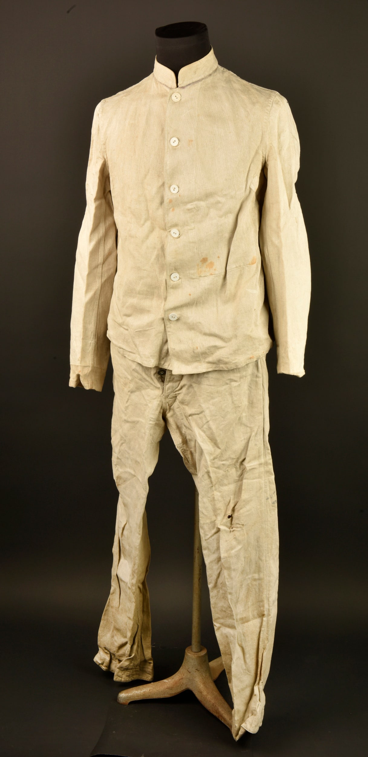 Veste et pantalon de travail du Garde Feld Artillerie Regiment Nr 1. Work jacket and trousers of the: Veste et pantalon de travail de la Garde. Drillichjacke en tissu chevron ecru, fermant par 6 boutons, tous presents. Au col tampons de reception au BAG en 1908 puis tampon du 1GA pour 1 Garde Feld Art
